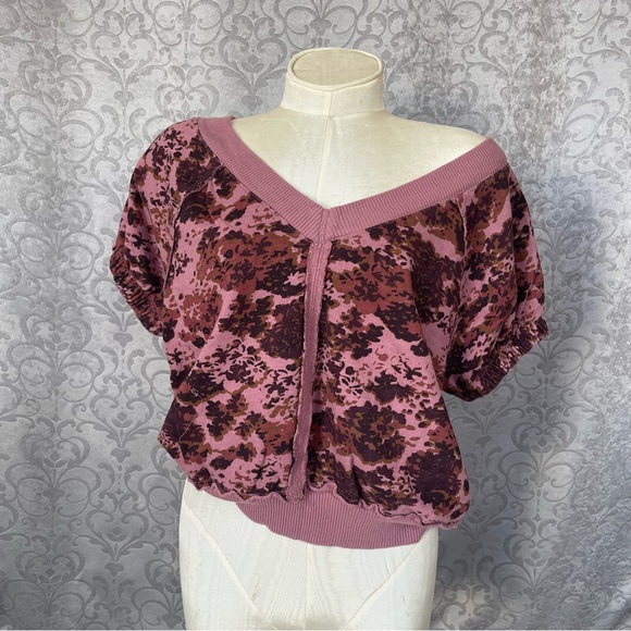 Anthropologie Berry color short
Sleeve Terry Sweasthirt V-Neck Floral print. - Picture 11 of 16